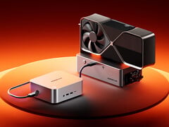 Maco-L 7735U 配备 OCuLink 和 USB4 接口。图为:搭载该迷你电脑的 eGPU 配置。