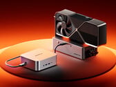 Maco-L 7735U 配备 OCuLink 和 USB4 接口。图为：搭载该迷你电脑的 eGPU 配置。