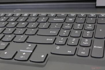 方向键比大多数其他游戏笔记本上的大。然而，小键盘仍然是狭窄的，比主要的QWERTY键更窄。