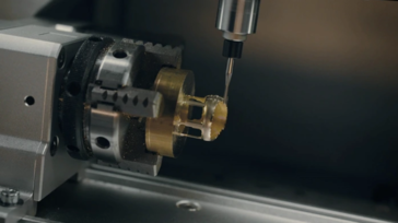 Makera Z1 CNC 4 轴铣削。(图片来源：Makera）