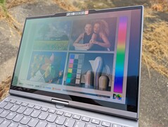 明亮阴天下的户外 OLED