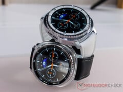 Galaxy Watch 8 Classic 的侧面设有快捷按钮。图：两种配色的智能手表。(图片来源：Notebookcheck）