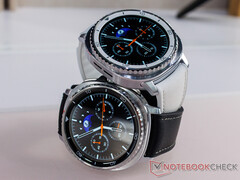 Galaxy Watch 8 Classic 的侧面设有快捷按钮。图：两种配色的智能手表。(图片来源：Notebookcheck）