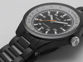 Huckberry x Timex 1979 Black Max，图中白色背景下搭配黑色不锈钢表带。(图片来源：Timex）