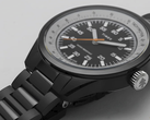Huckberry x Timex 1979 Black Max,图中白色背景下搭配黑色不锈钢表带。(图片来源:Timex)