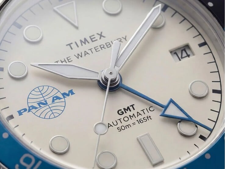 Timex Pan Am Waterbury 自动上链GMT腕表的特写镜头,展示了其银白色表盘、夜光时标、日期窗口以及Pan Am品牌标识。