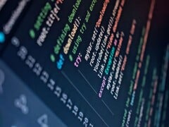 屏幕特写,显示用不同颜色高亮标出的 Python 源代码