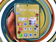 华为 Pura X Max 的现场上手照片。