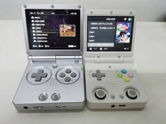Miyoo Flip 是另一款搭载 Rockchip RK3566 的游戏掌机。(图片来源：via KeepRetro）