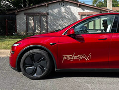 Model Y 上的特斯拉 Robotaxi 平台标志（图片来源：TslaChan/X）