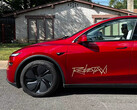 Model Y 上的特斯拉 Robotaxi 平台标志（图片来源：TslaChan/X）