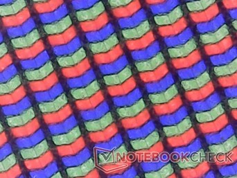 尽管采用了哑光叠加技术，但子像素清晰，颗粒感极小