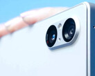 Xperia 5 V 及其两个后置摄像头。(图片来源：索尼）