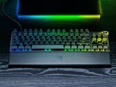 桌面上显示的 Razer Huntsman V3 Pro TKL 8KHz 游戏键盘(图片来源:Razer)