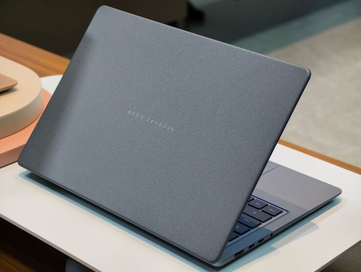 2026 Zenbook 14 笔记本电脑的铝合金外壳具有独特的纹理,防污防刮。