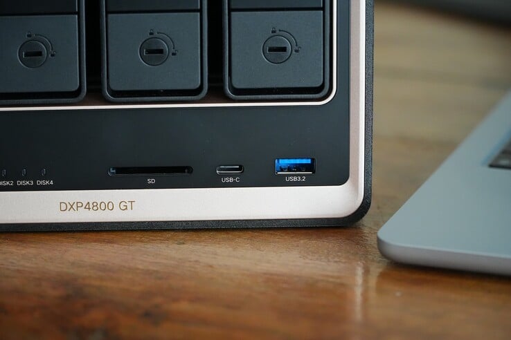 Ugreen NASync DXP4800 GT 采用黑金配色的机身