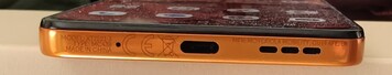 底部：麦克风、USB-C 接口、扬声器