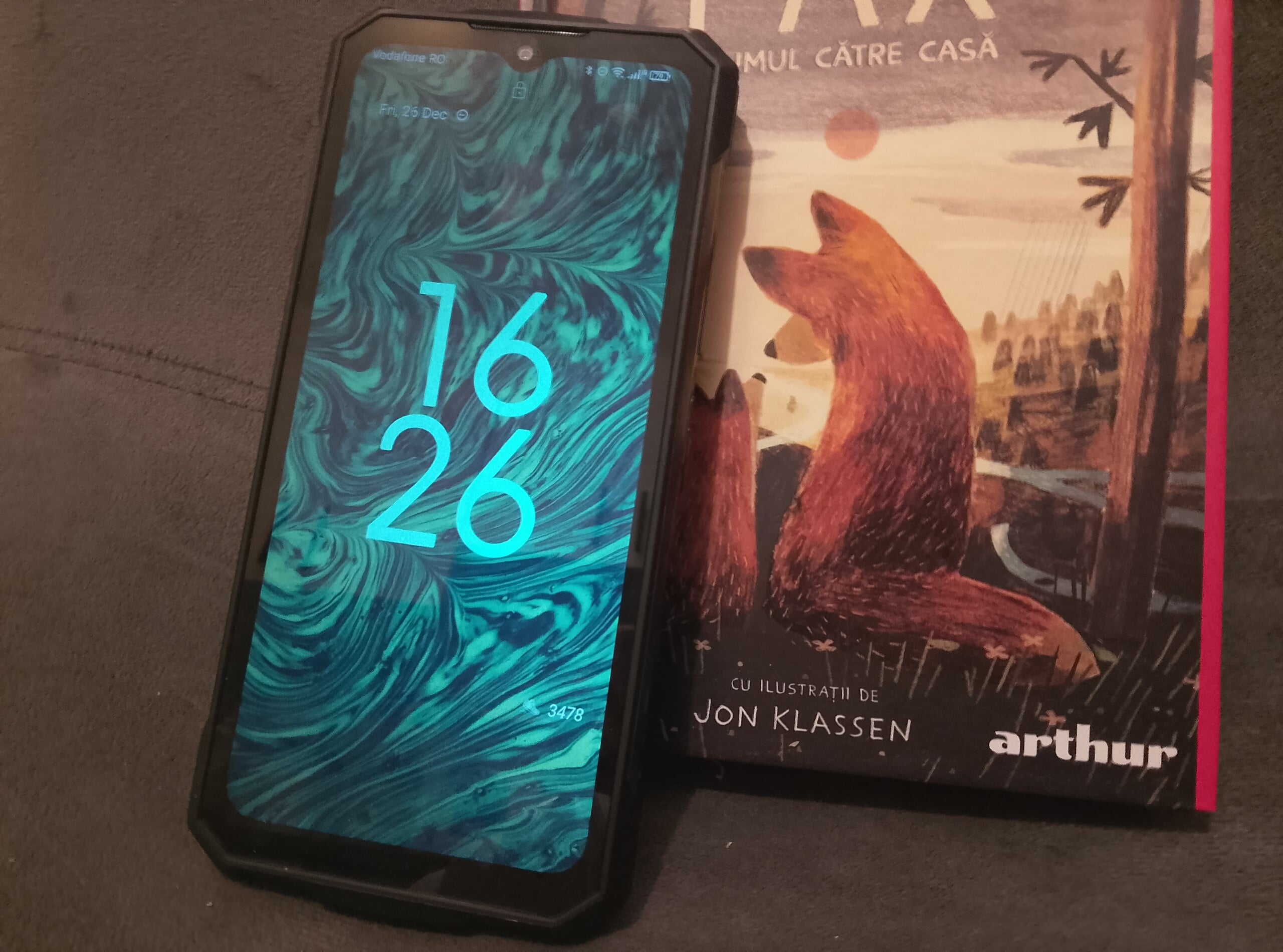 书籍旁的 Fire 7 Pro。(图片来源：Sergey Tarasov - Notebookcheck）