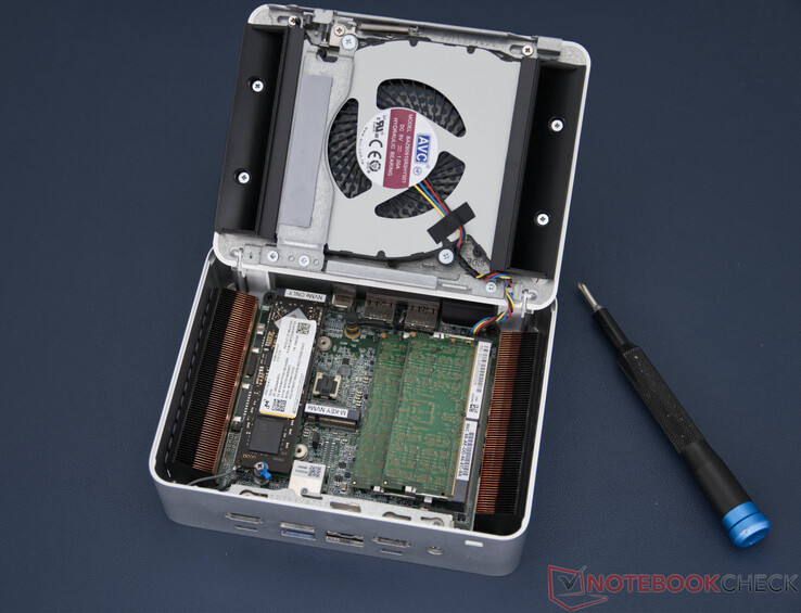 底部开放的华硕 NUC 15 Pro+