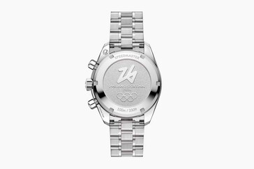 欧米茄超霸腕表配有一枚印有 "Milano Cortina 2026 "字样的徽章（图片来源：欧米茄）