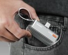 Sharge Flow Mini 便携式充电器只有胶卷大小。(图片来源：Sharge）