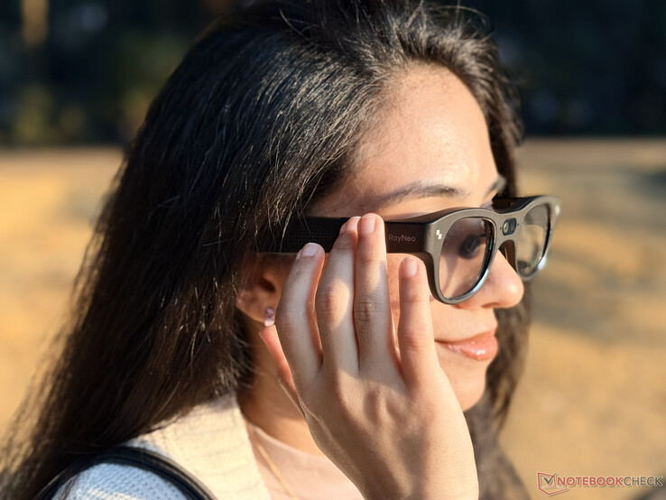 眼镜鬓角可记录轻扫和点击手势