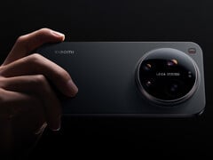 小米 17 Ultra 在中国的起价约为 996 元。图为：手机宣传图。(图片来源：小米）