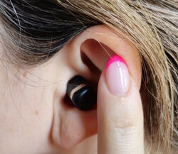 华为Watch Buds的耳机可以用耳罩上的手势控制。