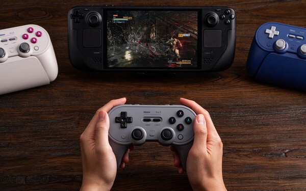 8BitDo Pro 3 与 Steam Deck 和 SteamOS 设备兼容。(图片来源：8BitDo）