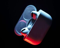 AirPods Pro 3 预计将采用一个较小的充电盒，不带配对按钮。(图片来源：Patrick Zahn）