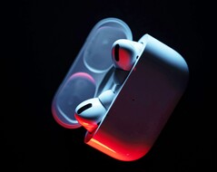 AirPods Pro 3 预计将采用一个较小的充电盒，不带配对按钮。(图片来源：Patrick Zahn）