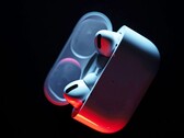 AirPods Pro 3 预计将采用一个较小的充电盒，不带配对按钮。(图片来源：Patrick Zahn）