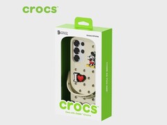 Galaxy S25 的 Crocs 保护套配有 Jibbitz 吊饰。(图片来源:Crocs)