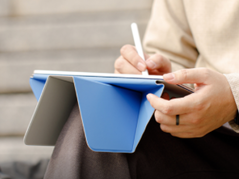 Moft 的 Dynamic Folio（如图）可以折叠，以 20 多个不同的角度支撑 iPad。(图片来自 Moft）