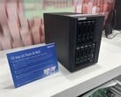 通过可移动驱动器托架，10 个驱动器可安装到尚未命名的 NAS 系统中。