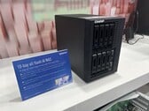 通过可移动驱动器托架，10 个驱动器可安装到尚未命名的 NAS 系统中。