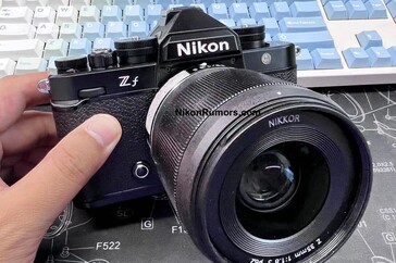 除了镜头释放硬件外，Zf 的正面似乎没有其他控制装置。(图片来源：Nikon Rumors）