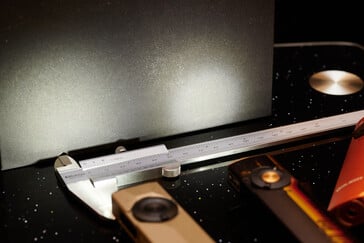 Arkpro Ultra 的泛光灯与 Arkfeld Pro 的普通光束对比。(图片来源：Andreas Sebayang/Notebookcheck.com）