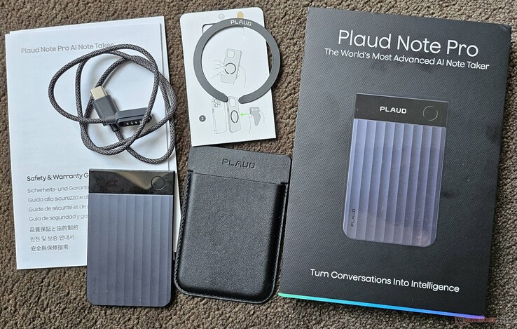 小巧的包装包括一根充电线、一份快速入门指南、一个磁性保护套、一个磁性环和一个设备。