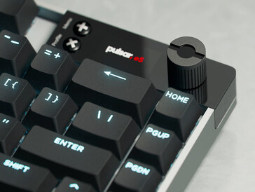Pulsar eS HE 70 具有内置 LCD 和控制旋钮。(图片来源：Pulsar）