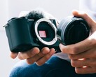 据说索尼 ZV-E10 II 的手柄要比图中的前代产品大得多。(图片来源：索尼）