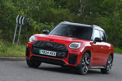 完全电动的 Mini Countryman。新数据显示，英国电动汽车车主可节省高达 30% 的维护成本（图片来源：Autocar）
