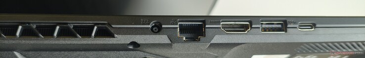 左侧直流输入、RJ45 LAN、HDMI 2.1、USB-A 3.2 Gen1、USB-C 3.2 Gen2（包括 DisplayPort 1.4 和 Power Delivery 3.0）
