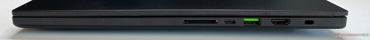 右侧SD 读卡器、USB-C 4.0（40 Gbit/s、DisplayPort 1.4、Power Delivery 3.0）、USB-A 3.2 Gen.2、HDMI 2.1、Kensington 安全锁