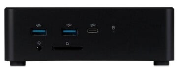 iiyama 迷你 PC 正面视图,展示 USB-A、USB-C、音频和 SD 读卡器接口