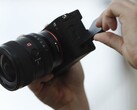 索尼最新推出的 6100 万像素 A7C R 是其紧凑型全画幅产品系列的新成员，主要面向高端摄影。(图片来源：索尼）