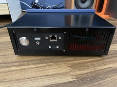 显示连接和电源按钮的后面板（图片来源：Rodmg via Hackaday）
