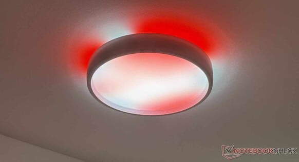 这款吸顶灯配有60颗可控LED灯，具有涂鸦效果……