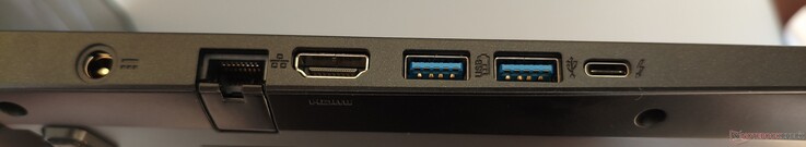 左侧直流输入、RJ45 LAN、HDMI 2.1、2 个 USB-A 3.0、雷电 4