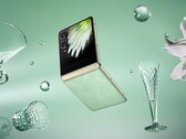 Tecno Phantom V Flip 2 的上盖显示屏比前代产品更大。(图片来源：Tecno） 